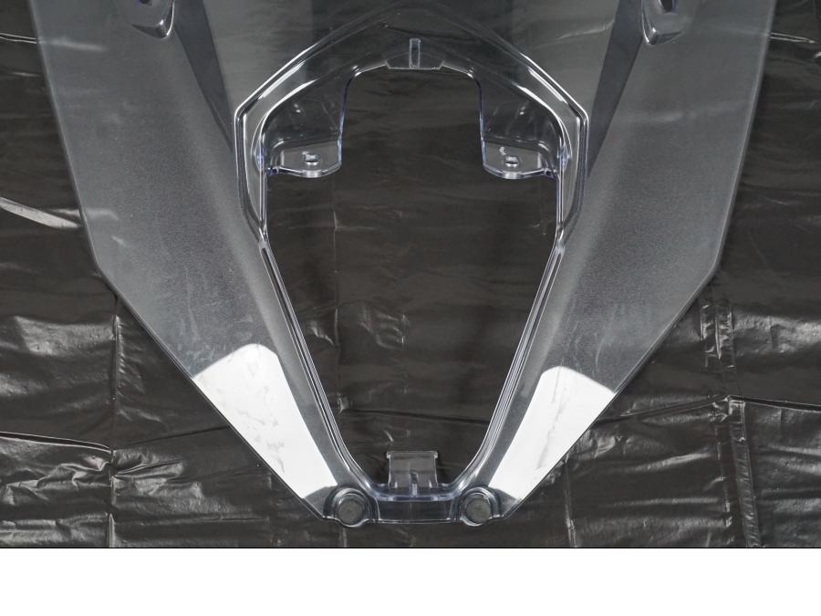 Baksidan på Vindruta från en Kawasaki Ninja 650 -2022 motorcykel.