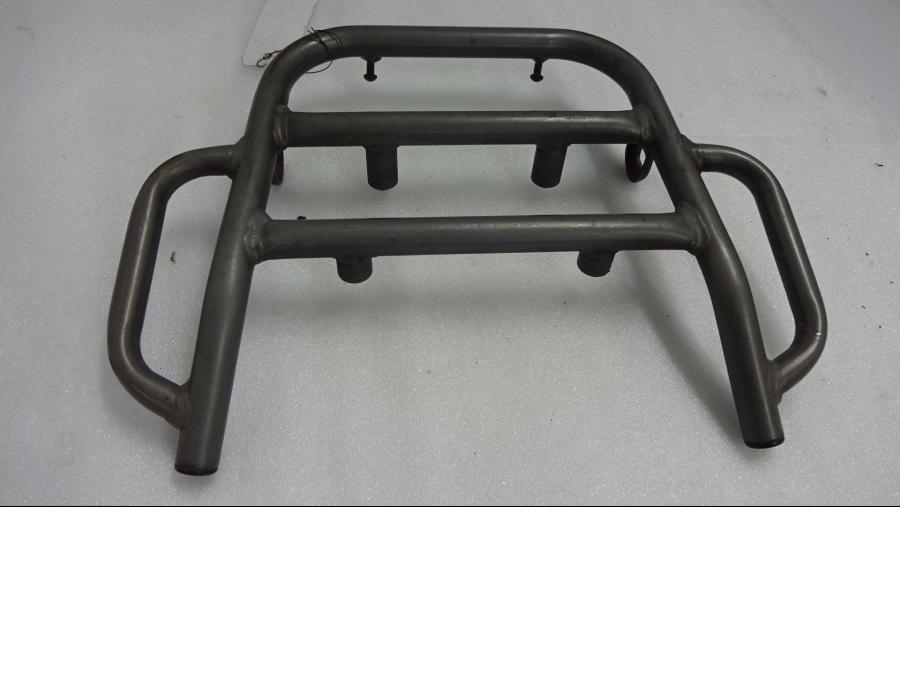 Framsidan på Pakethållare från en Suzuki DR 650 -1993 motorcykel.