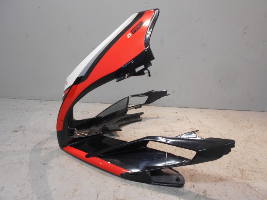 Höger sida på Toppkåpa från en Aprilia Tuono V4R -2016 motorcykel.