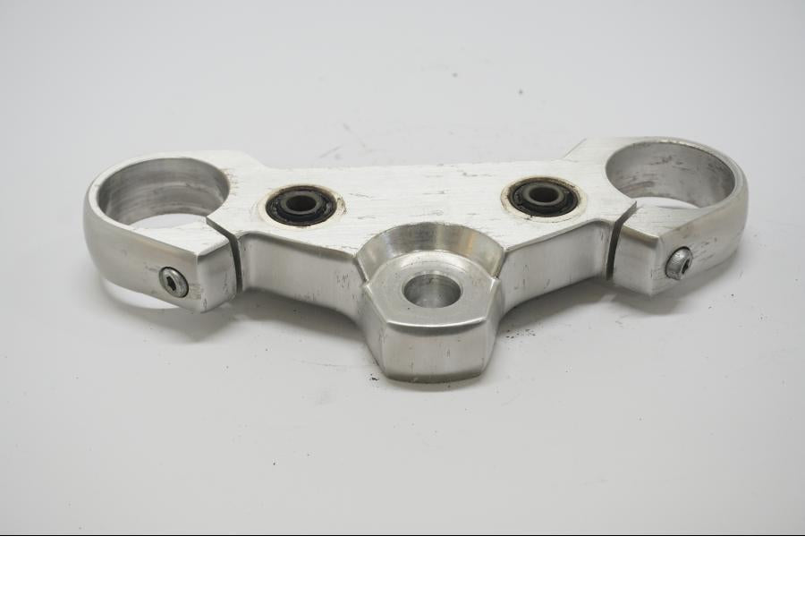 Baksidan på Gaffelkrona från en Suzuki VZ 800 -1998 motorcykel.