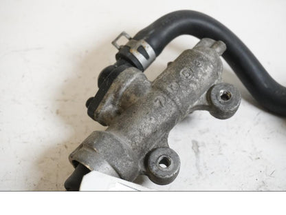 Baksidan på <p>Bromshuvudcylinder bak från Suzuki GSX-R 750 1998.</p>

<p>Ink behållare.</p> motorcykel.