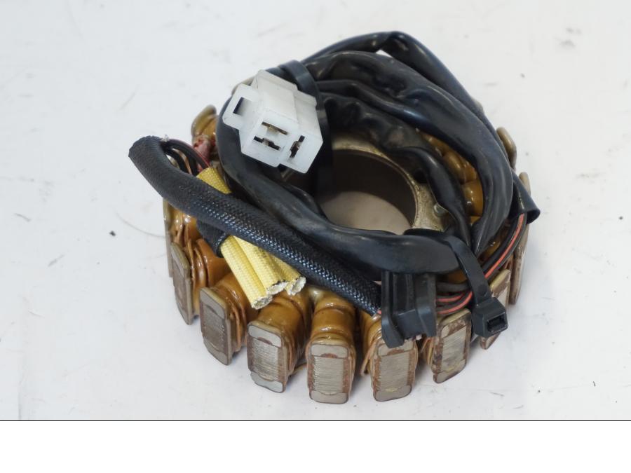 Snett uppifrån på Generator från en Kawasaki ZR-7 -2001 motorcykel.