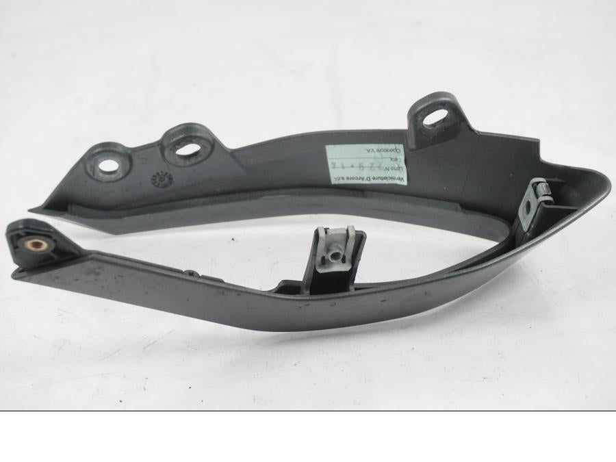 Snett nerifrån på Bakvinge från en MV Agusta Dragster -2014 motorcykel.