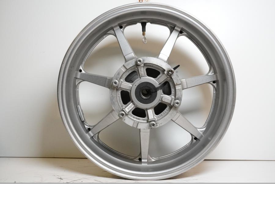 Framsidan på Fälg från en Yamaha XVS 1300 -2008 motorcykel.