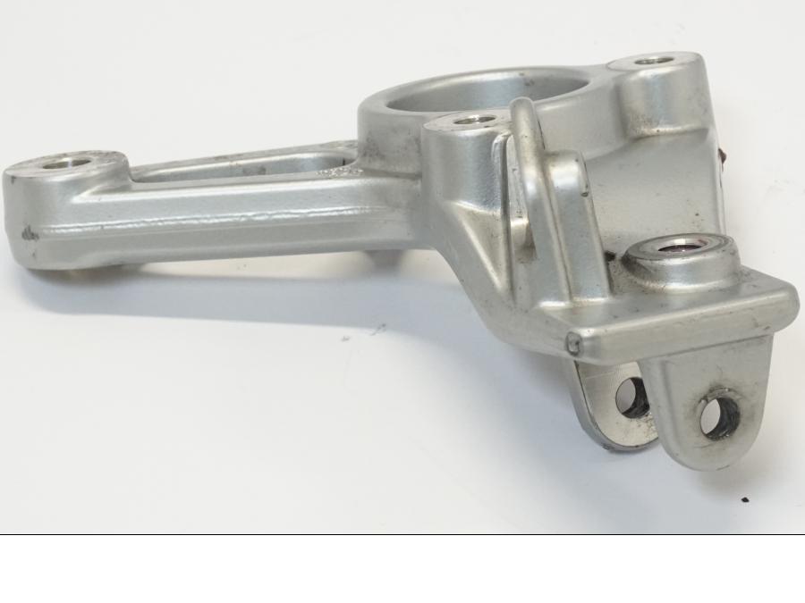 Snett nerifrån på Fotpinnefäste från en BMW R 1150 RS -2004 motorcykel.