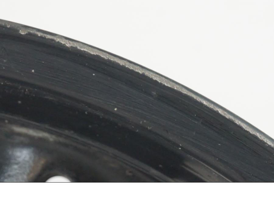 Snett nerifrån på Fälg från en Suzuki SV 650 S -2005 motorcykel.