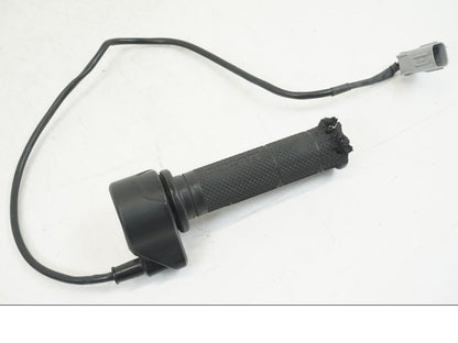 Framsidan på Gasreglage från en Ducati Hyperstrada -2013 motorcykel.