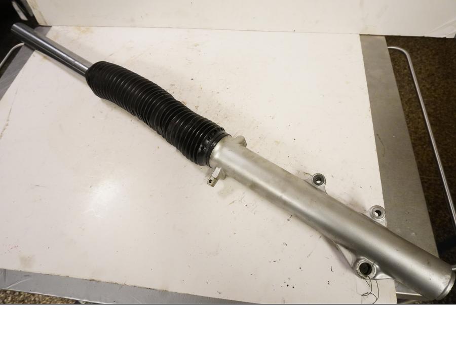 Framsidan på Gaffelben från en Suzuki DR 750 S -1988 motorcykel.