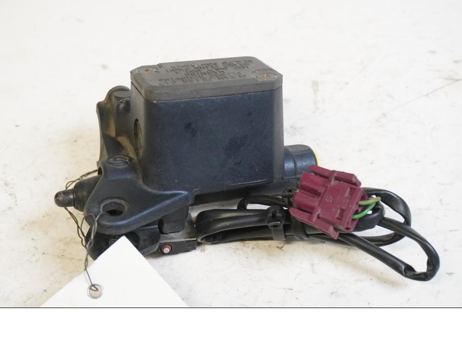 Framsidan på Bromshuvudcylinder från en BMW F 650 CS -2002 motorcykel.