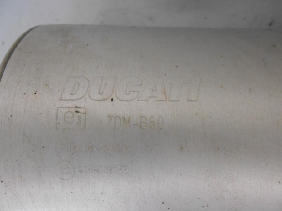 Snett nerifrån på Ljuddämpare från en Ducati Monster 696 -2009 motorcykel.