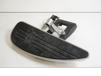 Framsidan på Fotplatta från en Yamaha XV 1900 -2007 motorcykel.