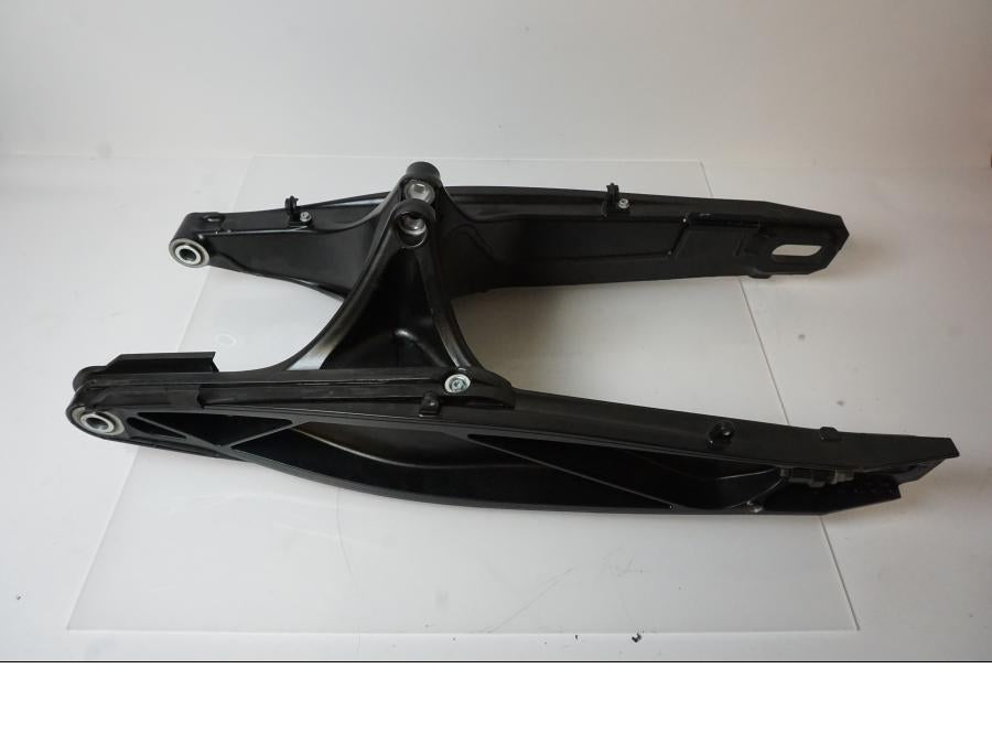 Framsidan på Sving från en KTM 790 Duke -2020 motorcykel.