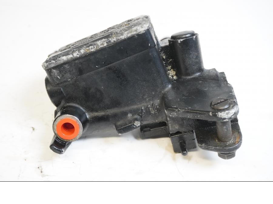 Framsidan på Kopplingshuvudcylinder från en Kawasaki GPX 750 R -1987 motorcykel.