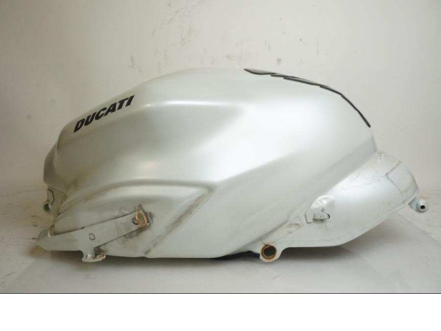 Vänster sida på Bensintank från en Ducati Supersport 939 -2019 motorcykel.