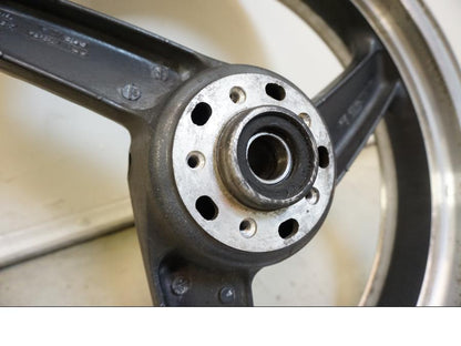 Baksidan på Fälg från en Kawasaki ZZR 1100 -1994 motorcykel.