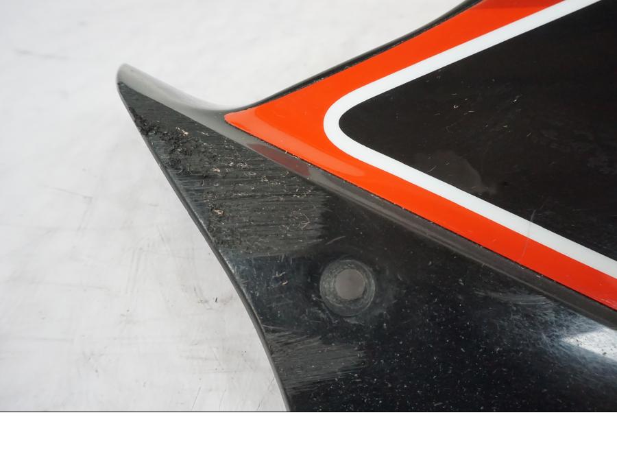 Höger sida på Magkåpa från en Yamaha YZF-R 125 -2008 motorcykel.