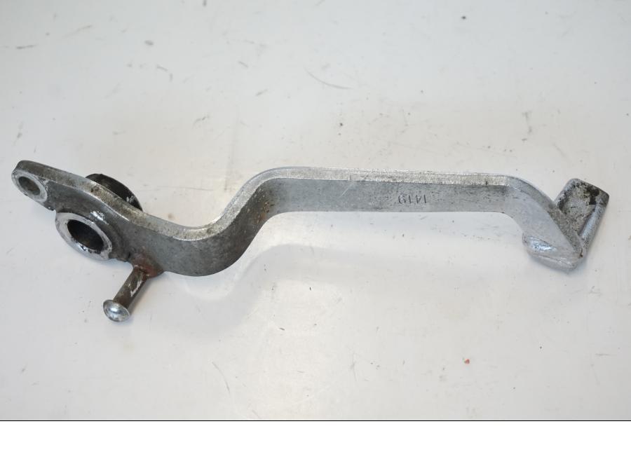 Vänster sida på Bromspedal från en Kawasaki ZR-7 -2001 motorcykel.