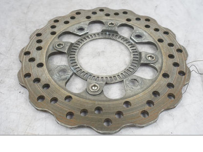 Framsidan på Bromsskiva från en Kawasaki ER-6N -2014 motorcykel.