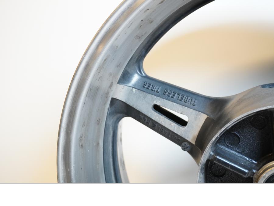 Snett uppifrån på Fälg från en Yamaha XV 1700 -2003 motorcykel.