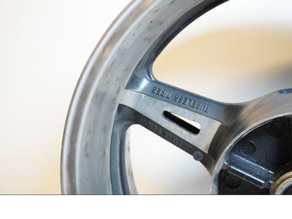 Snett uppifrån på Fälg från en Yamaha XV 1700 -2003 motorcykel.