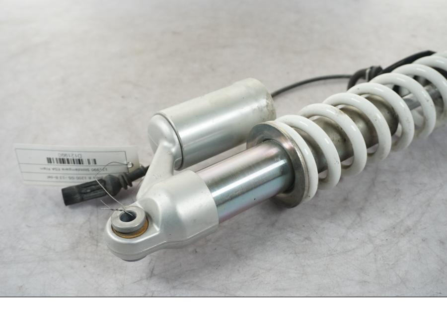 Baksidan på Stötdämpare ESA från en BMW R 1200 GS -2013 motorcykel.