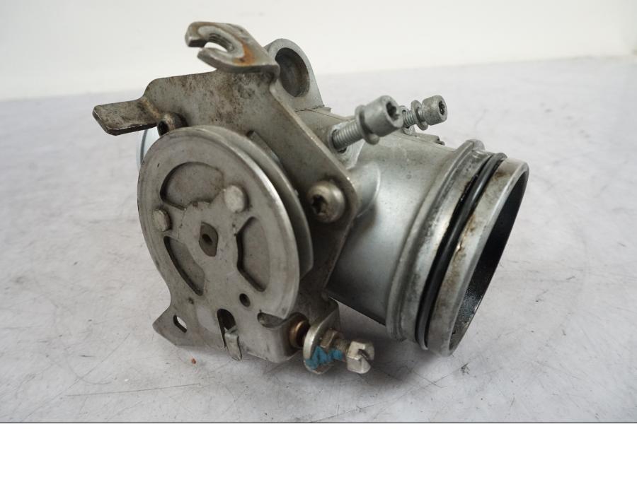 Baksidan på Spjällhus från en BMW R 850 R -2004 motorcykel.