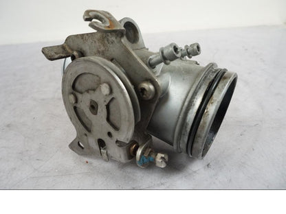 Baksidan på Spjällhus från en BMW R 850 R -2004 motorcykel.