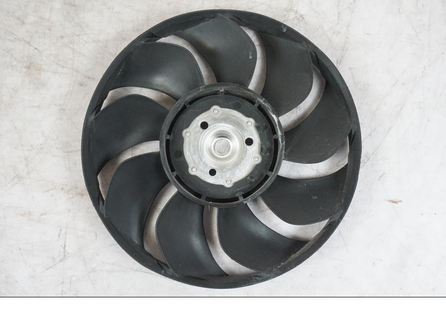 Snett uppifrån på Vattenkylfläkt från en Kawasaki ZX-6R -2006 motorcykel.