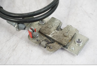 Baksidan på Sadellåsmekanism från en Buell 1125 R -2008 motorcykel.