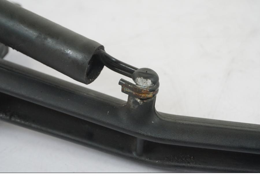 Snett nerifrån på Sidostöd från en KTM 1290 Super Duke R -2015 motorcykel.