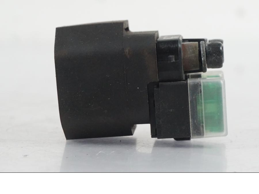 Höger sida på Startrelä från en Kawasaki ER-6N ABS -2010 motorcykel.