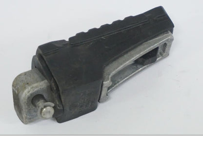 Snett nerifrån på Fotpinne från en BMW R 1250 GS -2022 motorcykel.