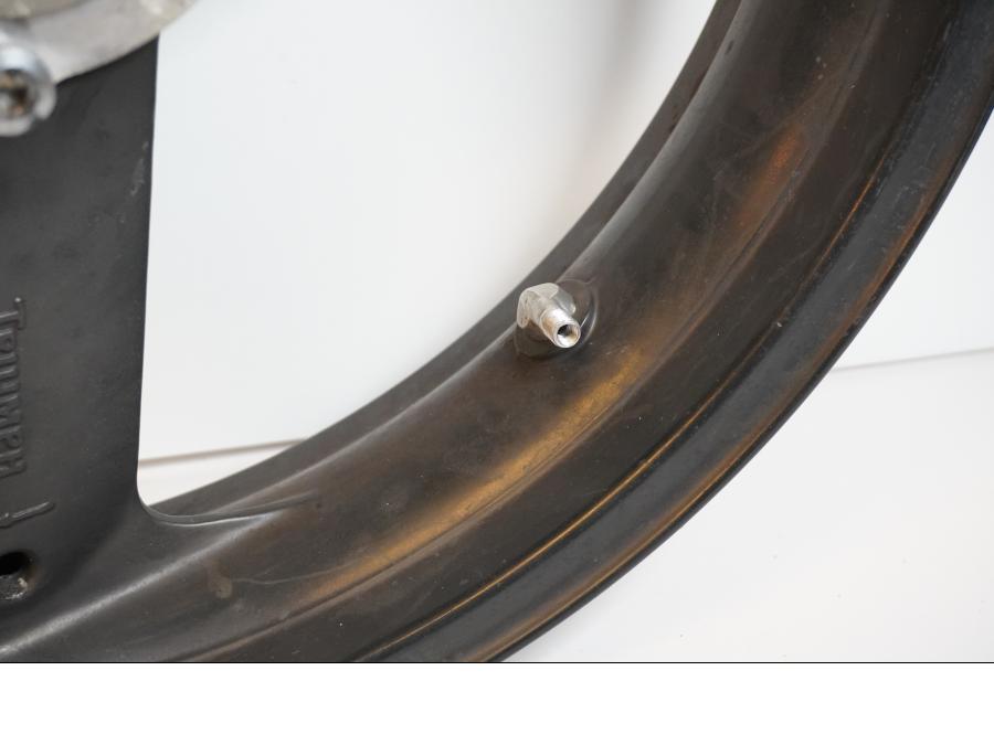 Vänster sida på Fälg från en Triumph Daytona 650 -2005 motorcykel.