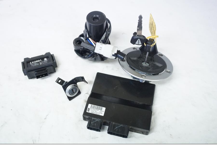 Framsidan på Låssats från en Kawasaki Z 800 -2013 motorcykel.