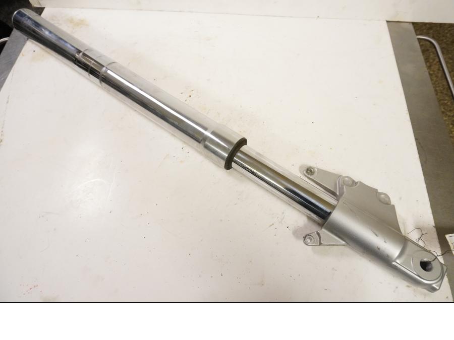 Framsidan på Gaffelben från en Suzuki VZ 800 -1997 motorcykel.