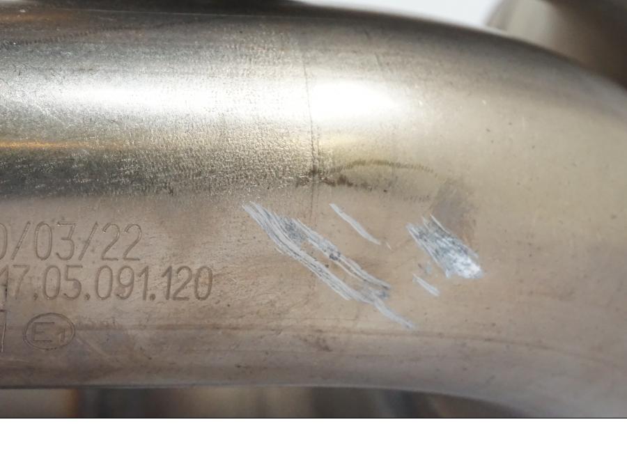 Snett uppifrån på Mellanburk från en KTM 1290 Super Duke R -2022 motorcykel.