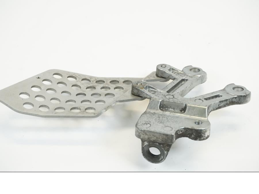 Vänster sida på Fotpinnefäste från en Kawasaki ZX-12R -2000 motorcykel.