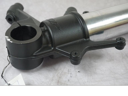 Snett uppifrån på Gaffelben från en KTM 1190 Adventure -2013 motorcykel.