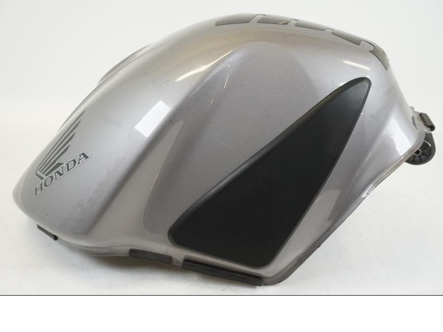 Höger sida på Bensintank från en Honda ST 1300 -2002 motorcykel.