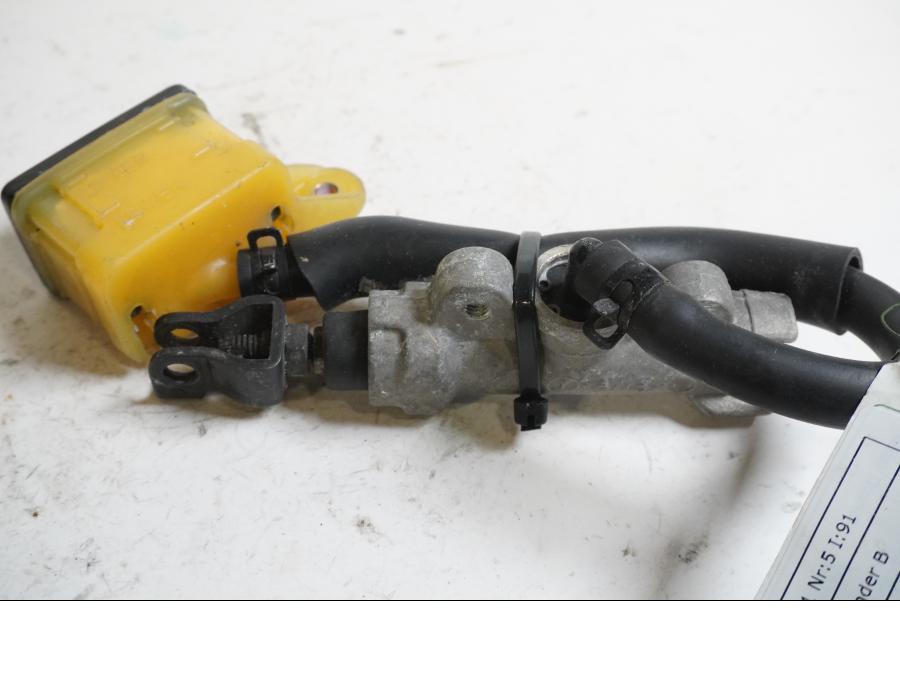 Framsidan på Bromshuvudcylinder från en Honda VTR 1000 F -2001 motorcykel.