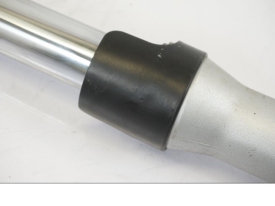 Vänster sida på Gaffelben från en Honda NT 700 -2008 motorcykel.