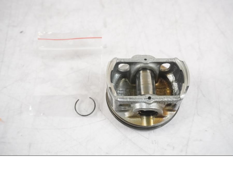 Höger sida på Kolv från en KTM 125 Duke -2017 motorcykel.