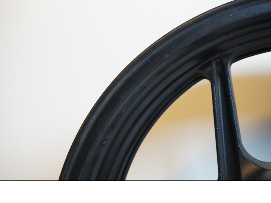 Snett nerifrån på Fälg från en Kawasaki Z 750 -2009 motorcykel.