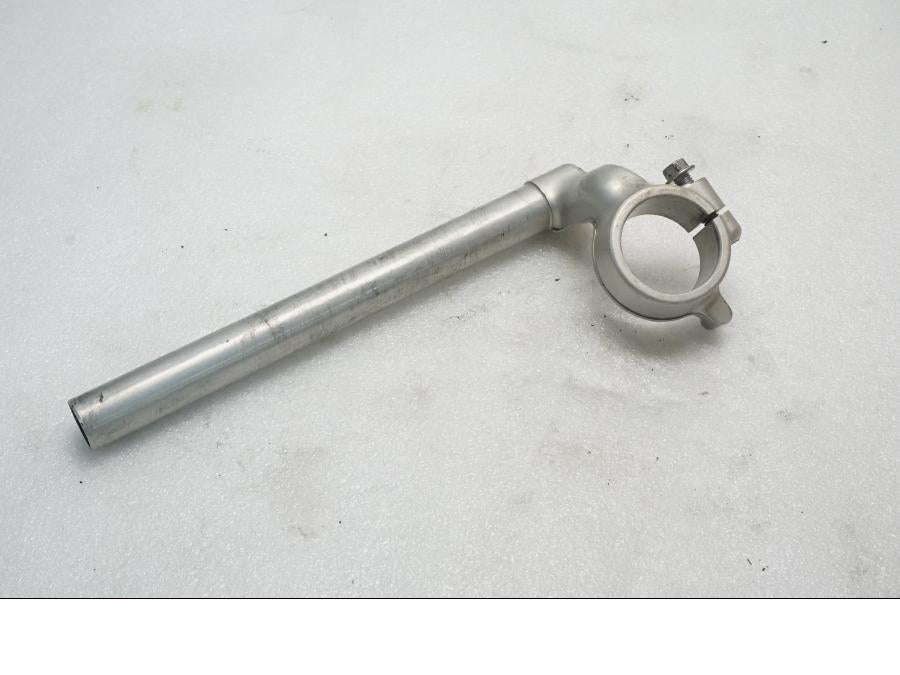 Baksidan på Styre från en Suzuki SV 650 -2006 motorcykel.