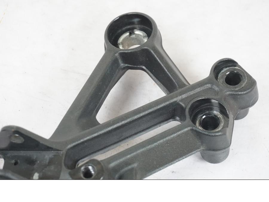 Höger sida på Fotpinnefäste från en KTM 390 Duke -2018 motorcykel.