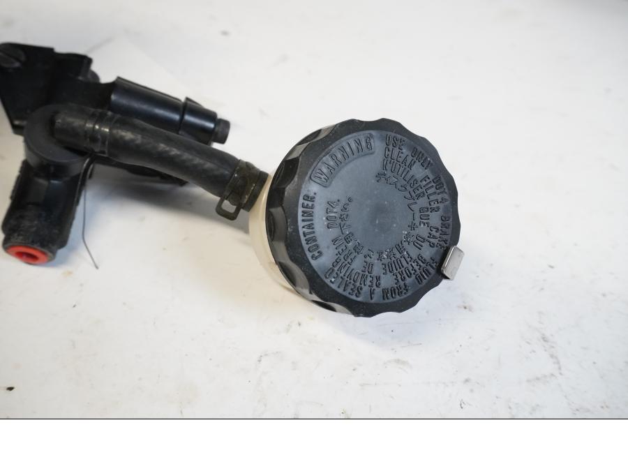 Baksidan på Bromshuvudcylinder från en Kawasaki ZX-9R -2002 motorcykel.