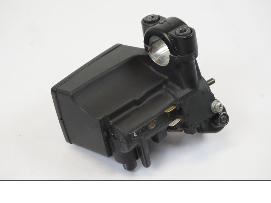 Snett uppifrån på Bromshuvudcylinder från en Yamaha MT-07 -2016 motorcykel.