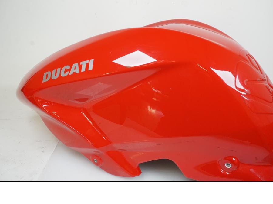 Extrabild3 på Bensintank från en Ducati Streetfighter S -2011 motorcykel.