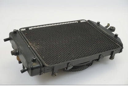 Snett nerifrån på Vattenkyl från en Kawasaki VN 1500 Mean Streak -2003 motorcykel.