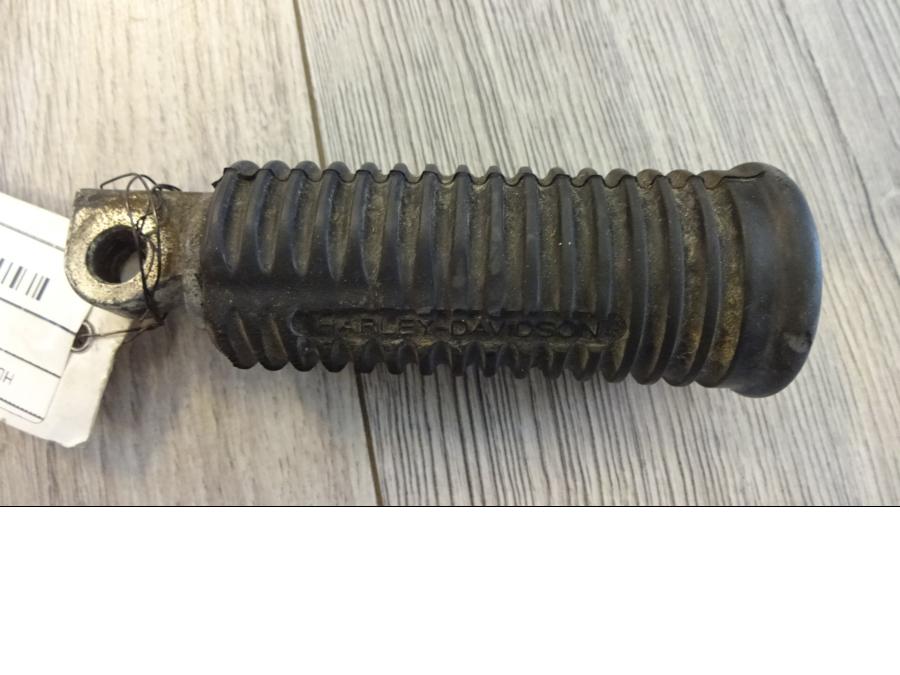 Framsidan på Fotpinne från en H-D Dyna Street Bob FXDB/I -2013 motorcykel.